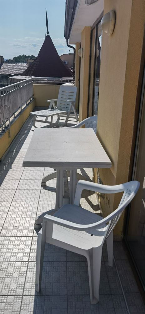 Просторен тристаен апартамент на последен етаж в Слънчев бряг — комфорт, стил и зелена хармония край морето