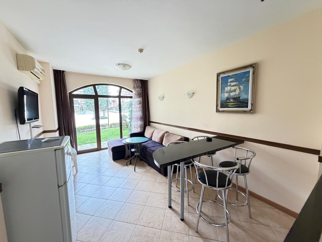 Просторен тристаен апартамент с директен излаз към собствен двор в Слънчев бряг – комфорт, лукс и уют