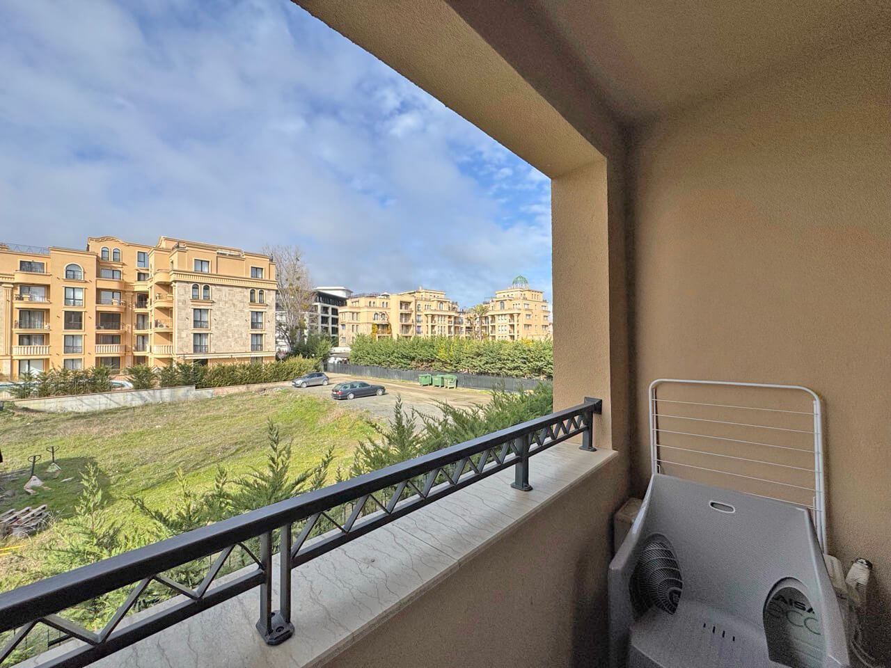 Светло студио в луксозен комплекс – прекрасен уют край басейна