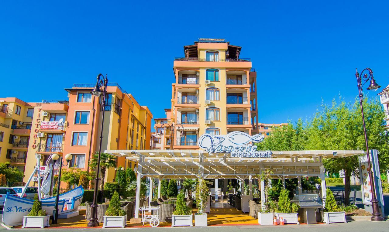 Двустаен апартамент с директен достъп до басейн в комплекс „Викторио“, Свети Влас – комфорт и ваканционно усещане