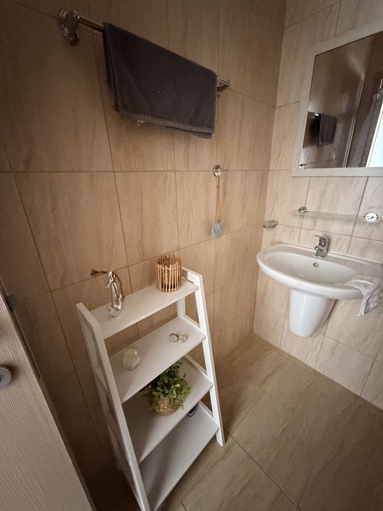 Тристаен апартамент с панорамна тераса в покрайнините на Слънчев бряг – уют, тишина и стил