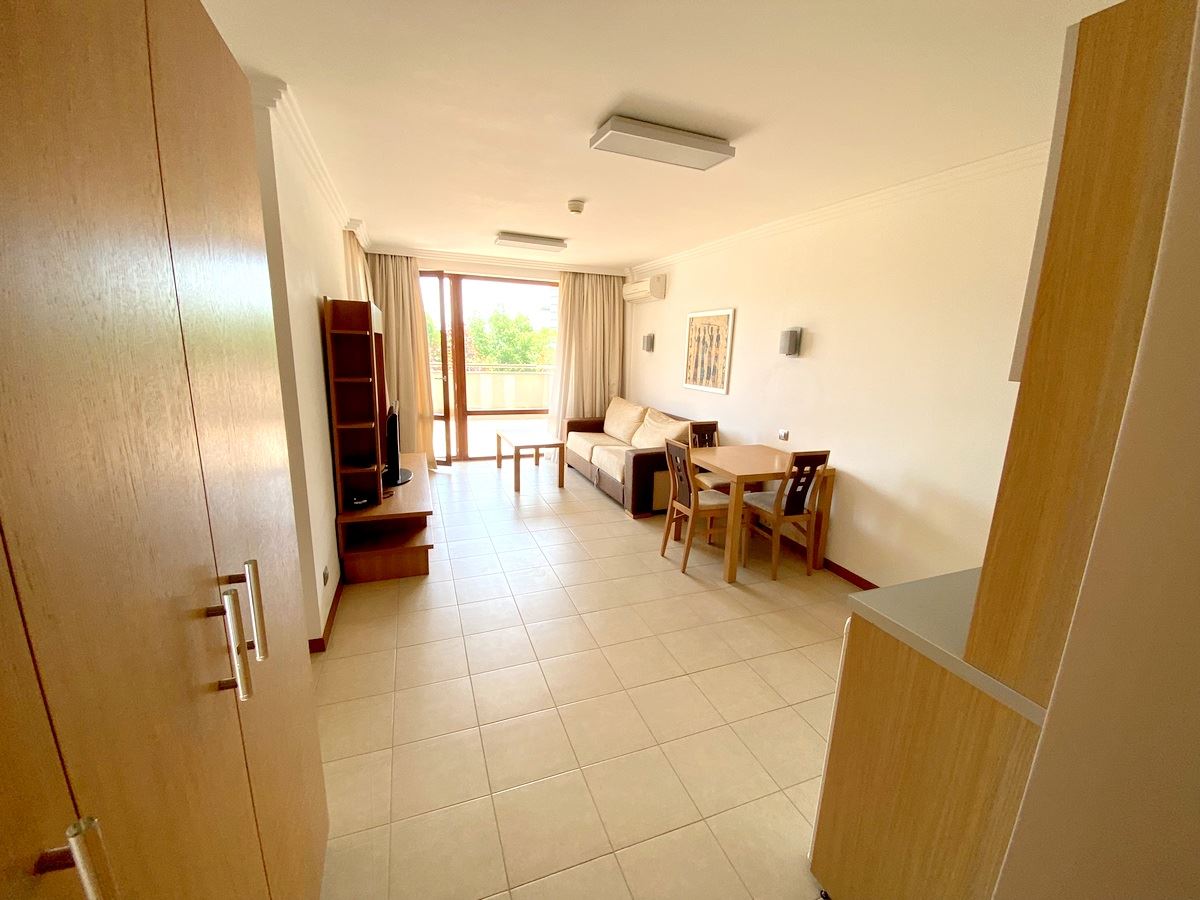 Просторен двустаен апартамент на първа линия в Равда – лукс, природа и впечатляваща гледка към басейна