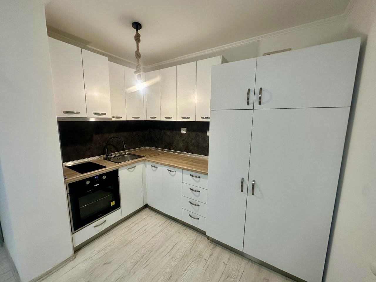 Просторно студио на партер с тераса и възможност за двустаен апартамент – само на 300 м от морето