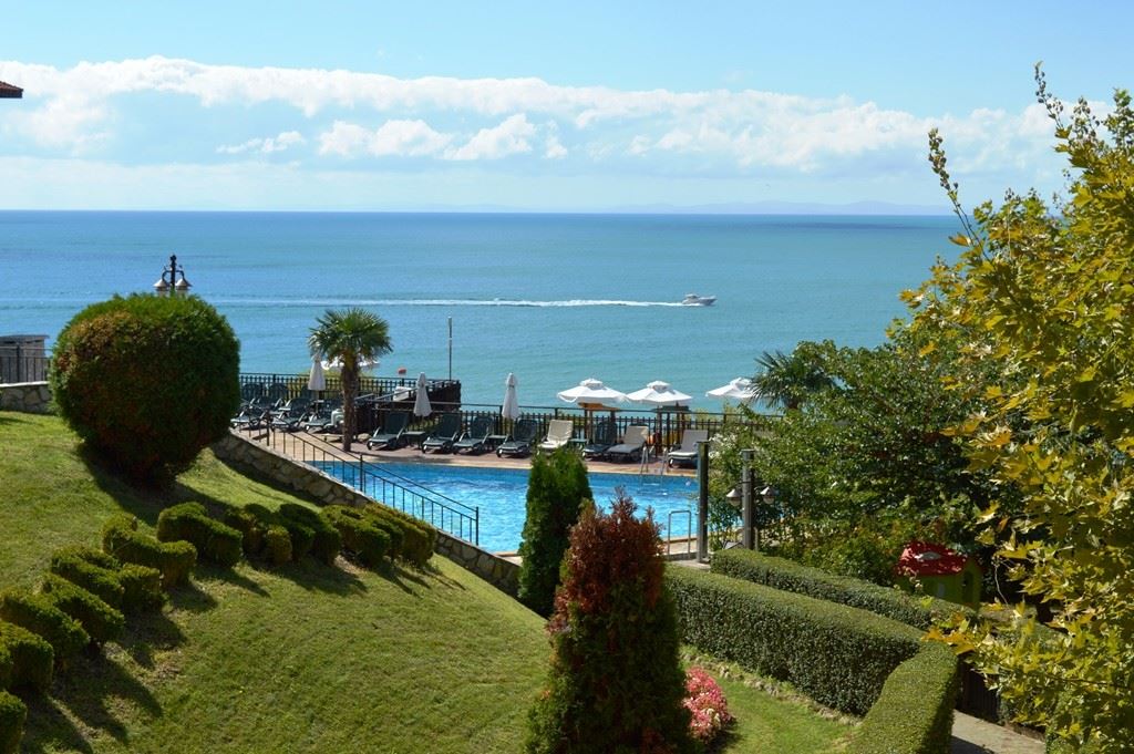 Лукс на първа линия – стилен апартамент с веранда, собствена градина и морска гледка в Свети Влас