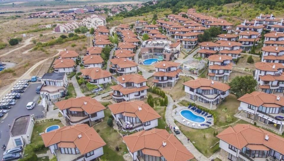 Реновиран двустаен апартамент с панорамна гледка в модерен комплекс близо до Слънчев бряг