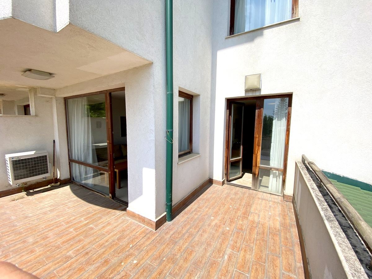 Просторен двустаен апартамент на първа линия в Равда – лукс, природа и впечатляваща гледка към басейна