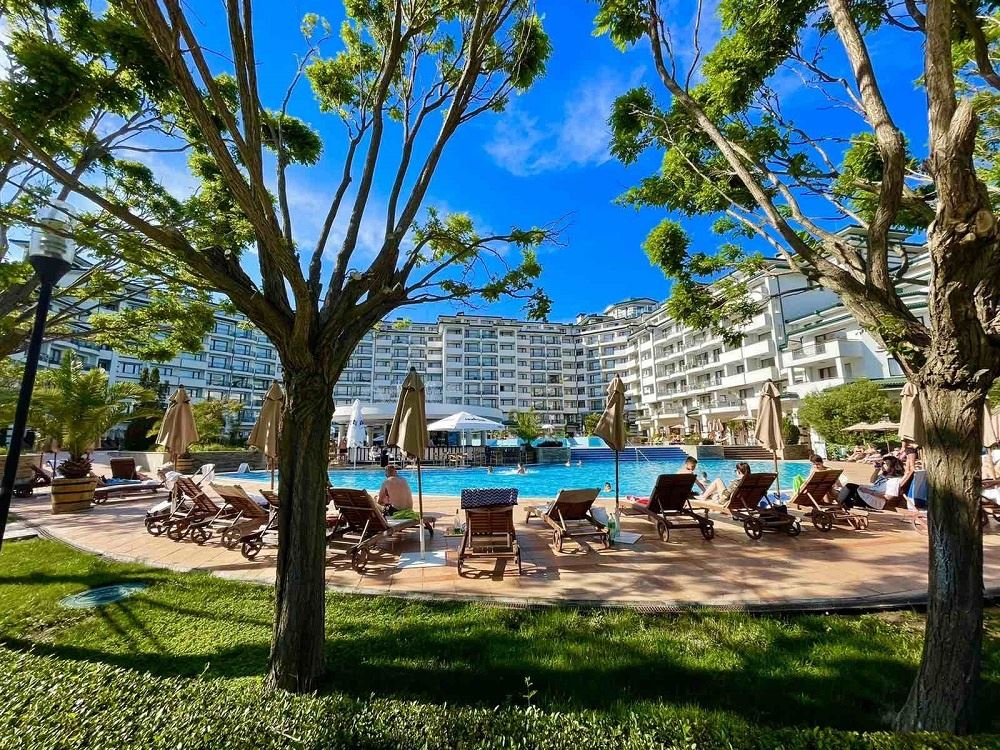 Високия стандарт и разнообразни удобства - страхотен двустаен апартамент в луксозен комплекс на първа линия в Равда