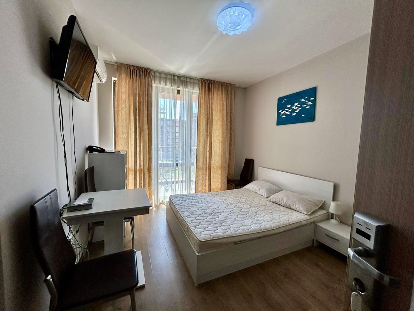 Светло и уютно студио с гледка към красива вътрешната територия – комфорт и спокойствие в модерен комплекс