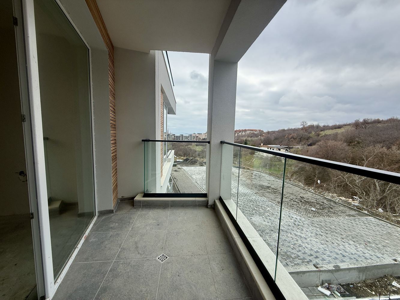 Просторно студио с морска панорама в Свети Влас – готово за завършване по ваш вкус