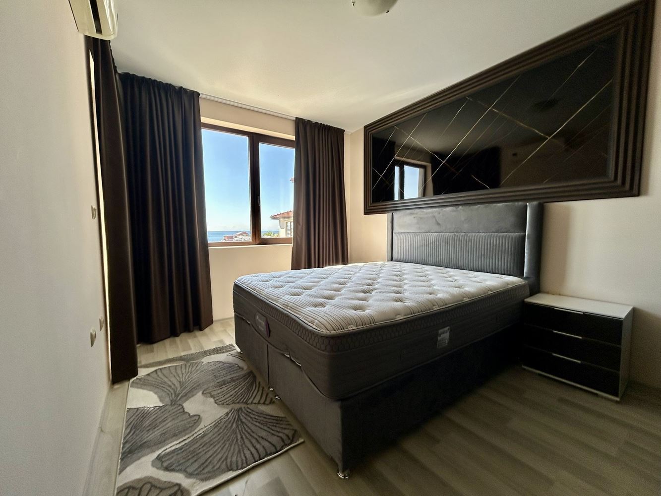 Просторен тристаен апартамент с впечатляваща морска панорама в комплекс в Несебър