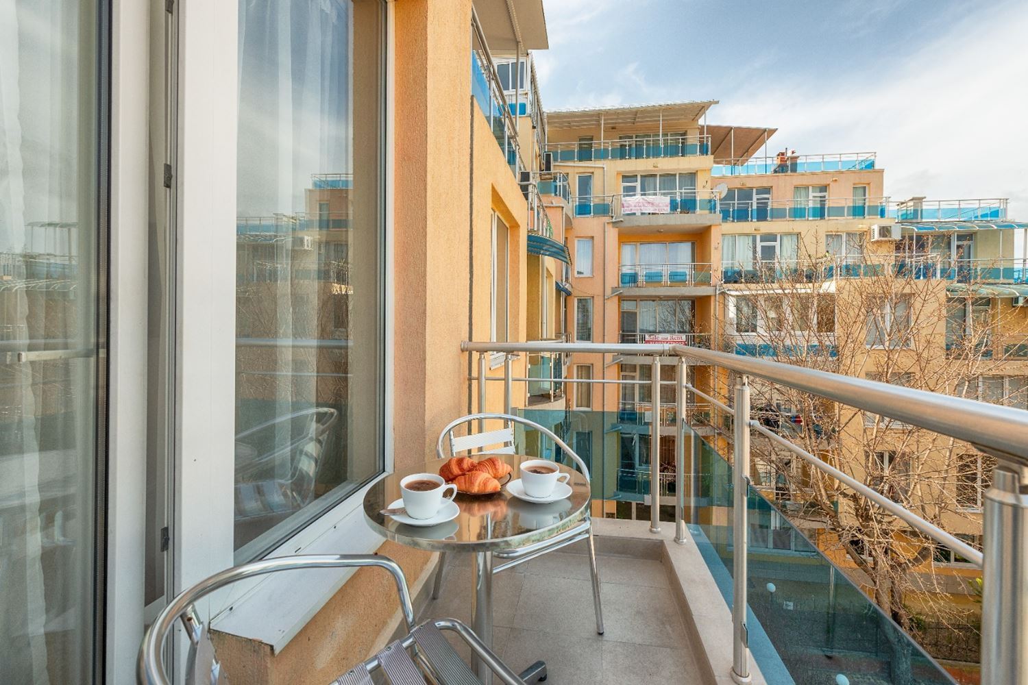 Слънчево и просторно студио с морска гледка в Равда – на 100 м от плажа, в поддържан комплекс с басейн и зеленина