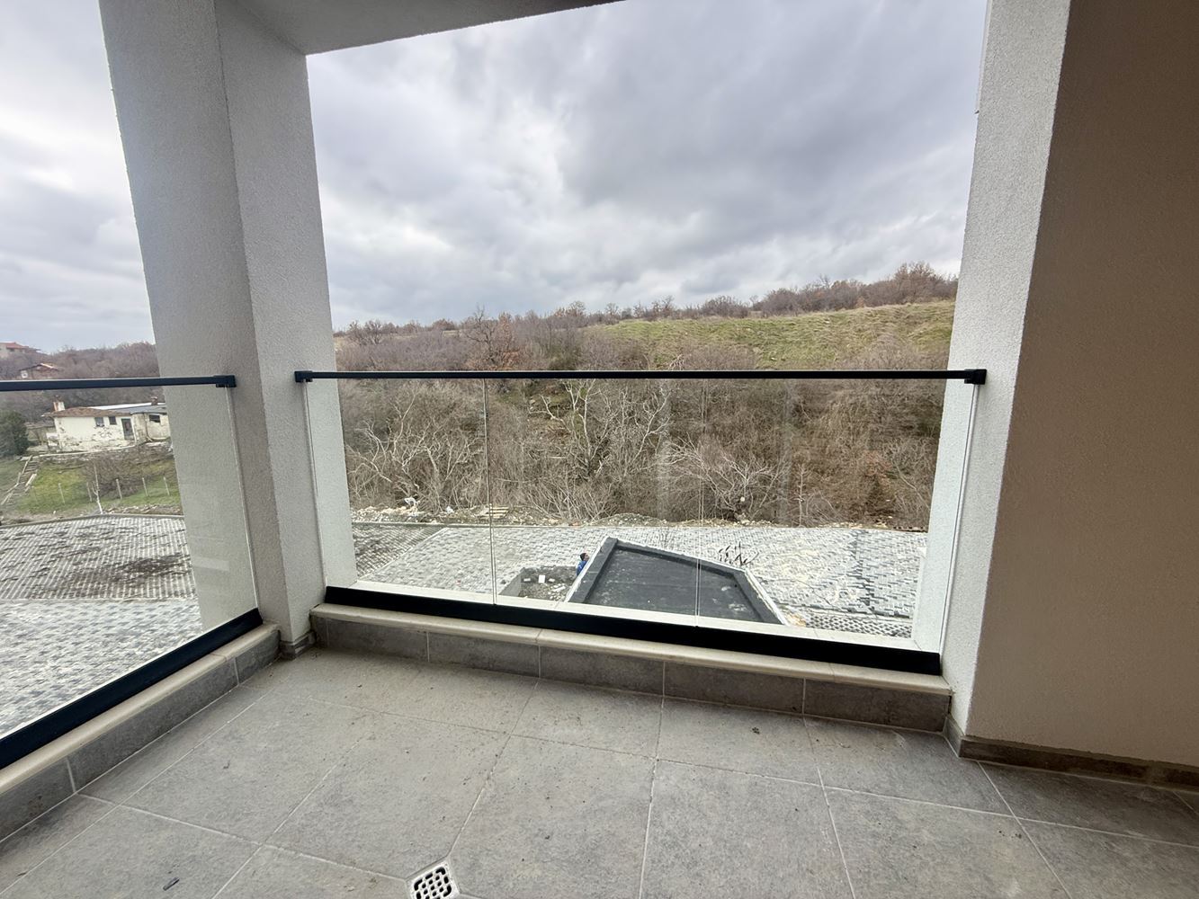 Просторно студио с морска панорама в Свети Влас – готово за завършване по ваш вкус