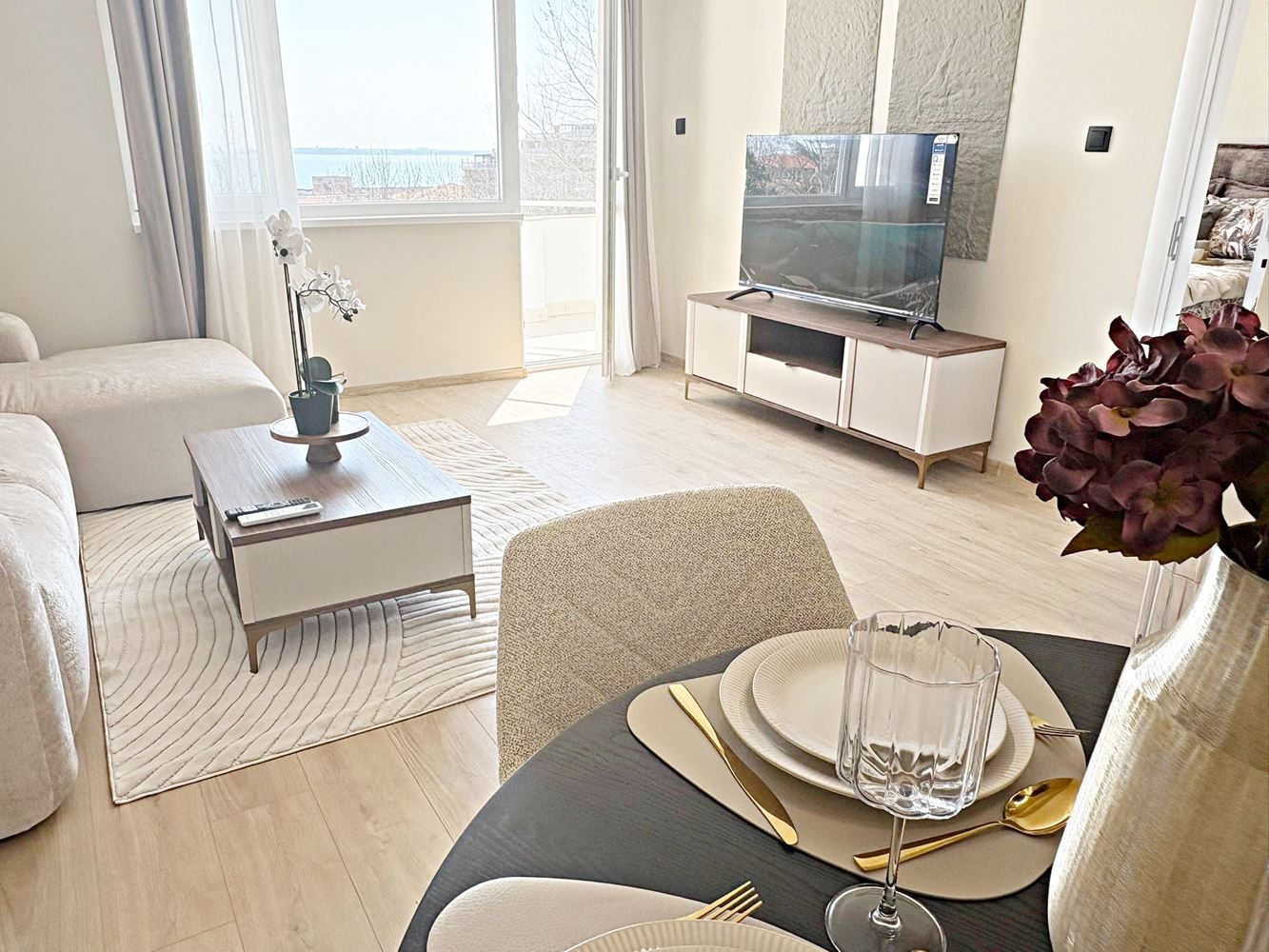 Две независими жилищни пространства с морска гледка в центъра на Свети Влас – дизайнерски интериор и собствено паркомясто