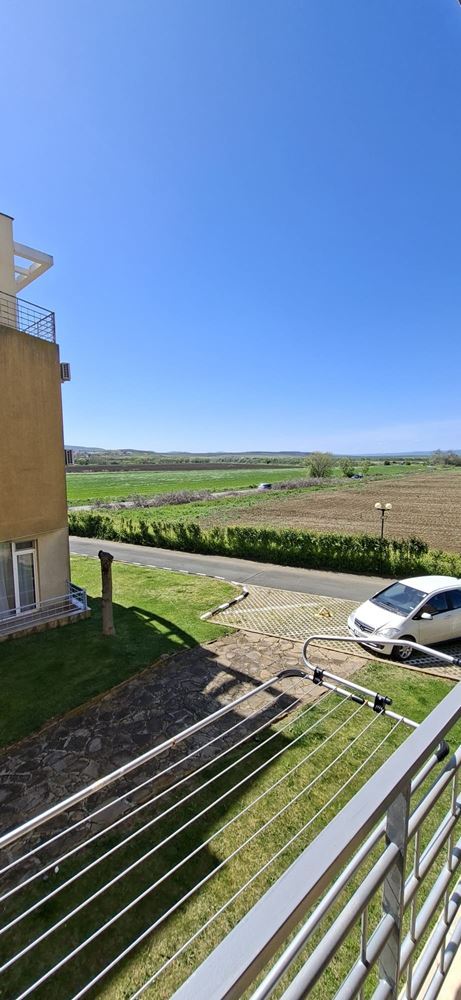 Просторен и светъл двустаен апартамент в поддържан комплекс близо до Слънчев бряг 