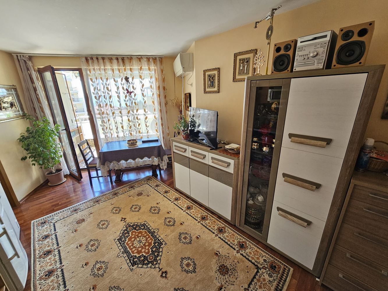 Двустаен апартамент с морска панорама в Свети Влас – престиж, комфорт и локация на 100 м от плажа. С паркомясто в комплекса