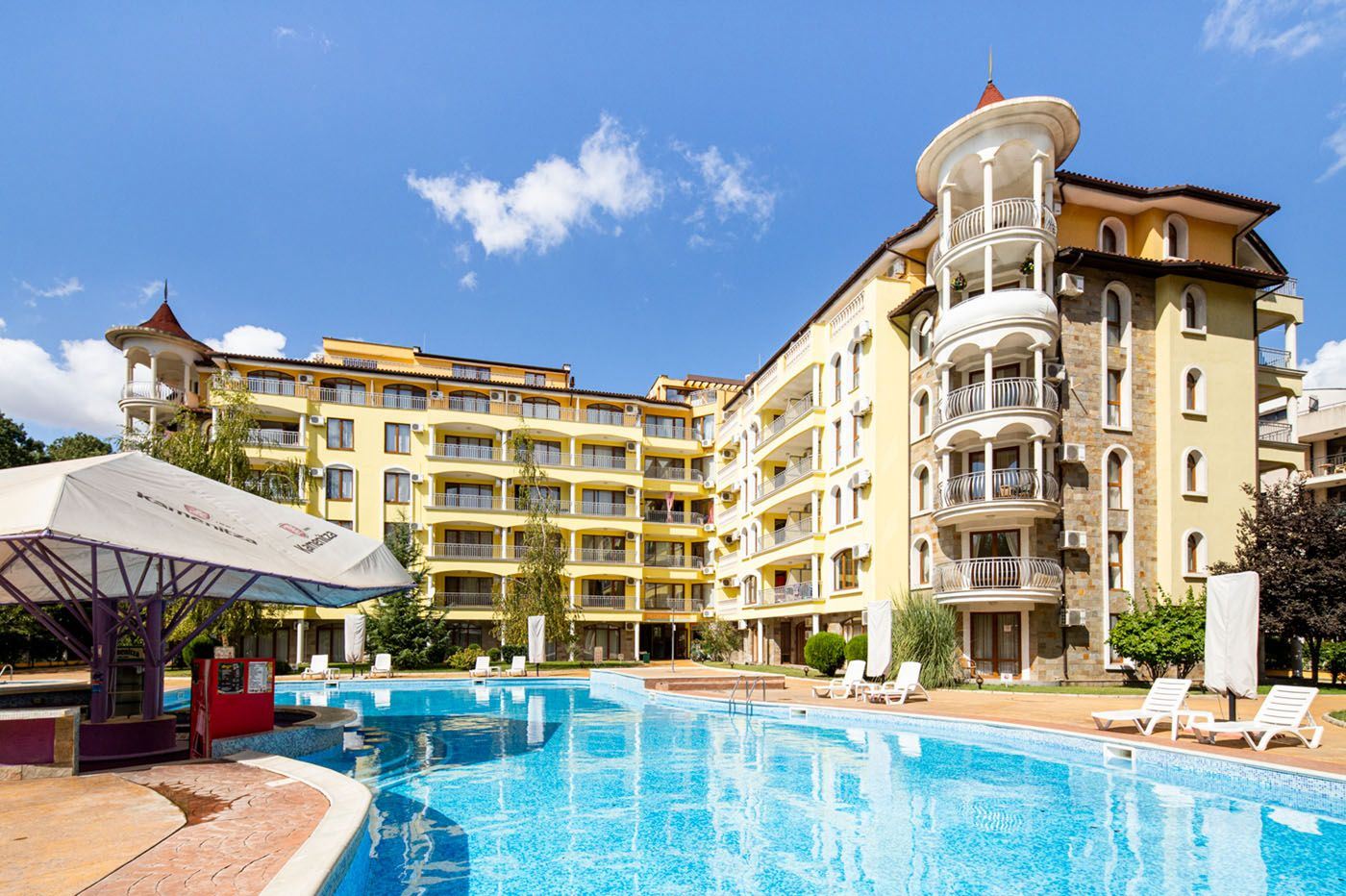 Просторен тристаен апартамент на последен етаж в Слънчев бряг — комфорт, стил и зелена хармония край морето