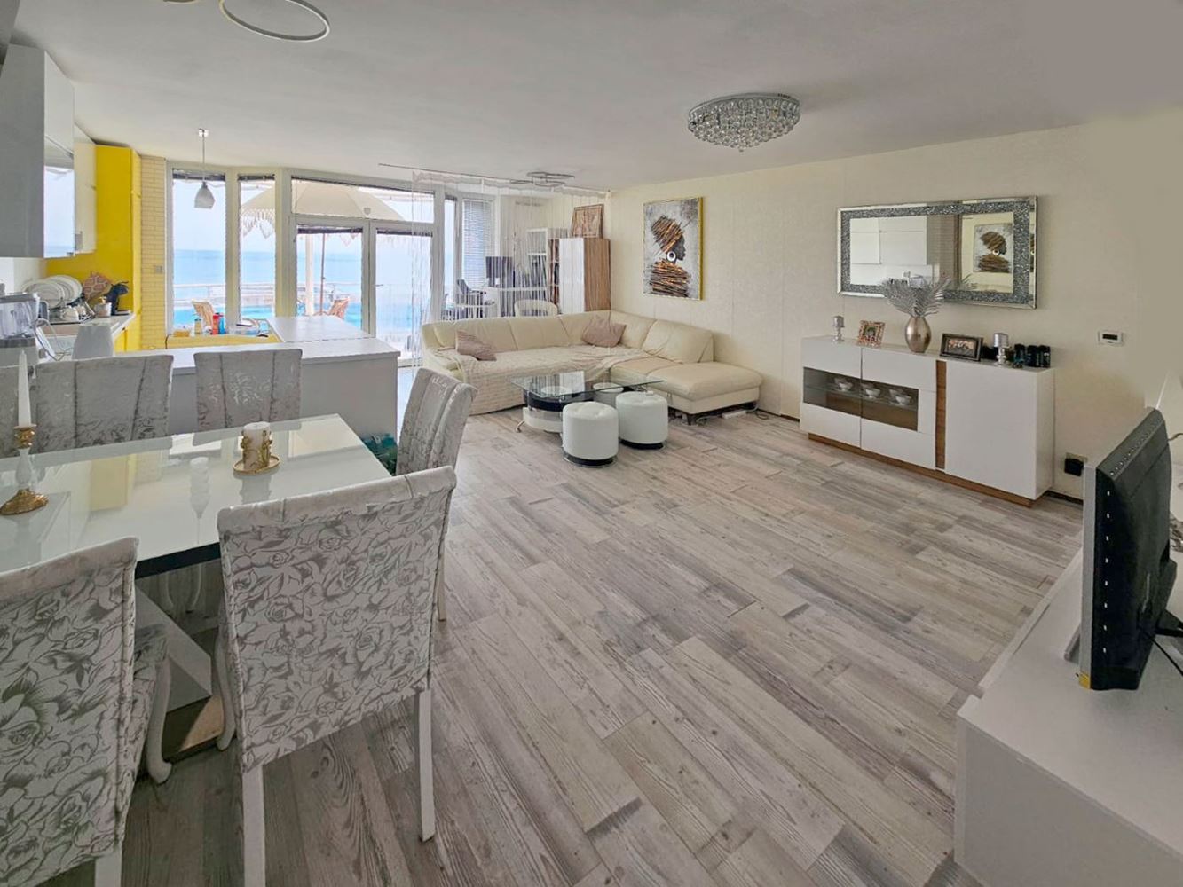 Луксозен тристаен апартамент с морска гледка на първа линия в Равда – 114 м², две тераси и пълен комфорт