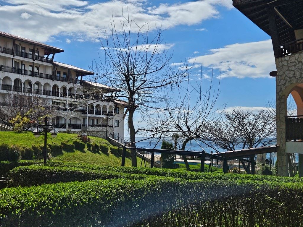 Лукс на първа линия – стилен апартамент с веранда, собствена градина и морска гледка в Свети Влас