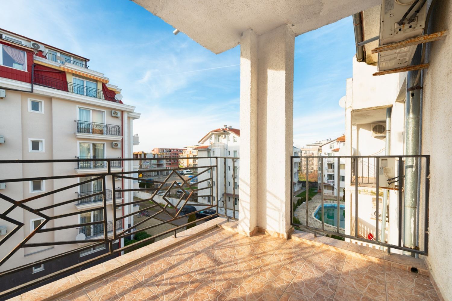 Стилно реновиран тристаен апартамент с две спални в поддържан комплекс в Слънчев бряг – комфорт, спокойствие и отлична локация