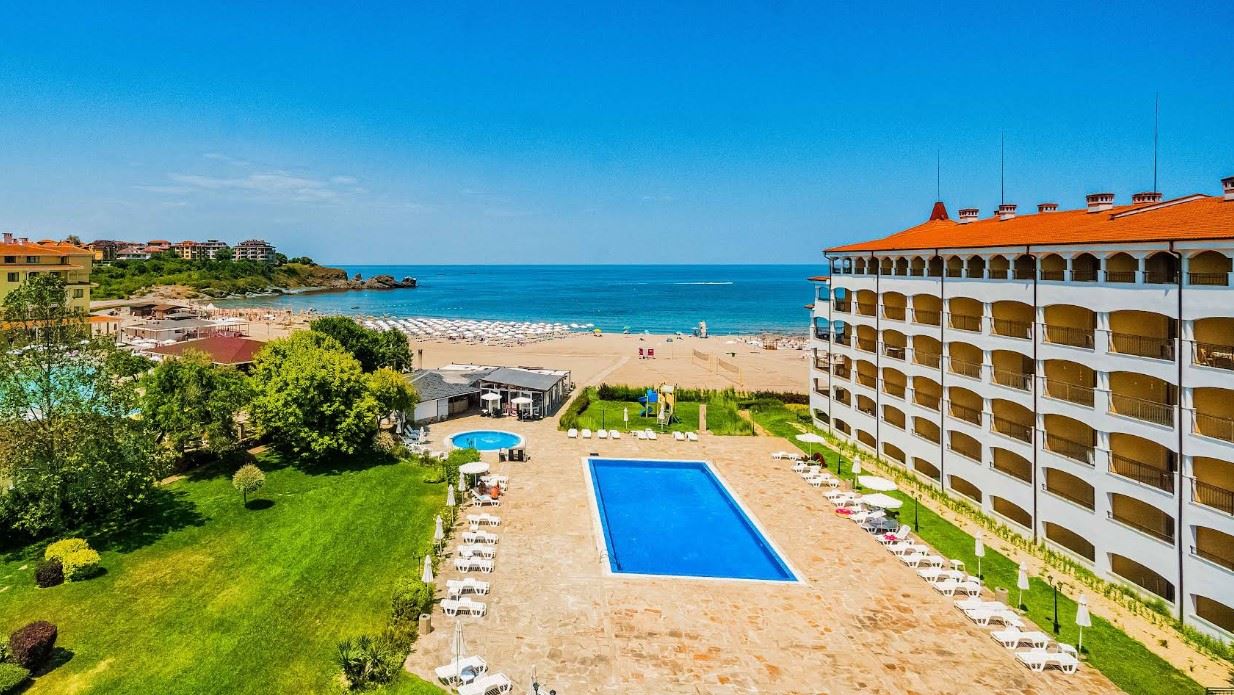 Просторен двустаен апартамент на първа линия море в Царево с пълно обзавеждане