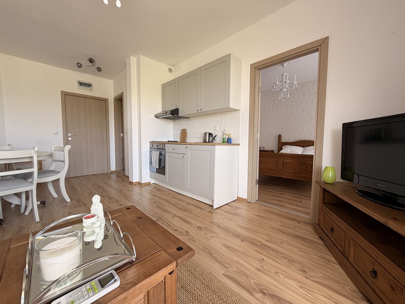 Тристаен апартамент с панорамна тераса в покрайнините на Слънчев бряг – уют, тишина и стил