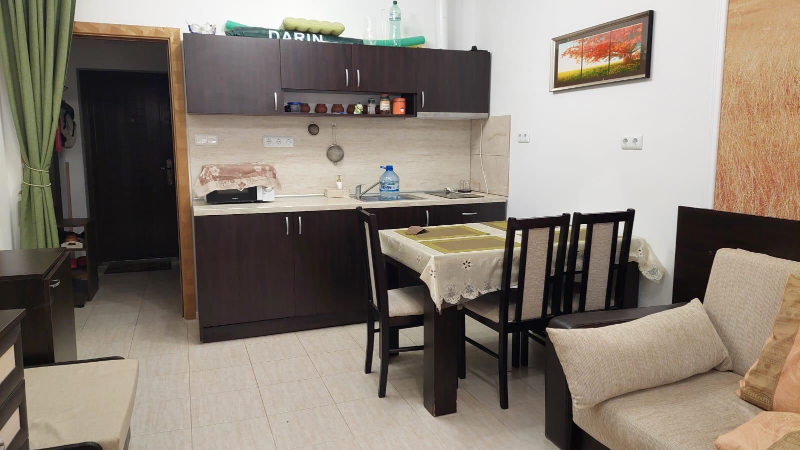 Обзаведено студио в Стария град на Поморие – на 100 м от морето, с голям остъклен балкон и отлична локация