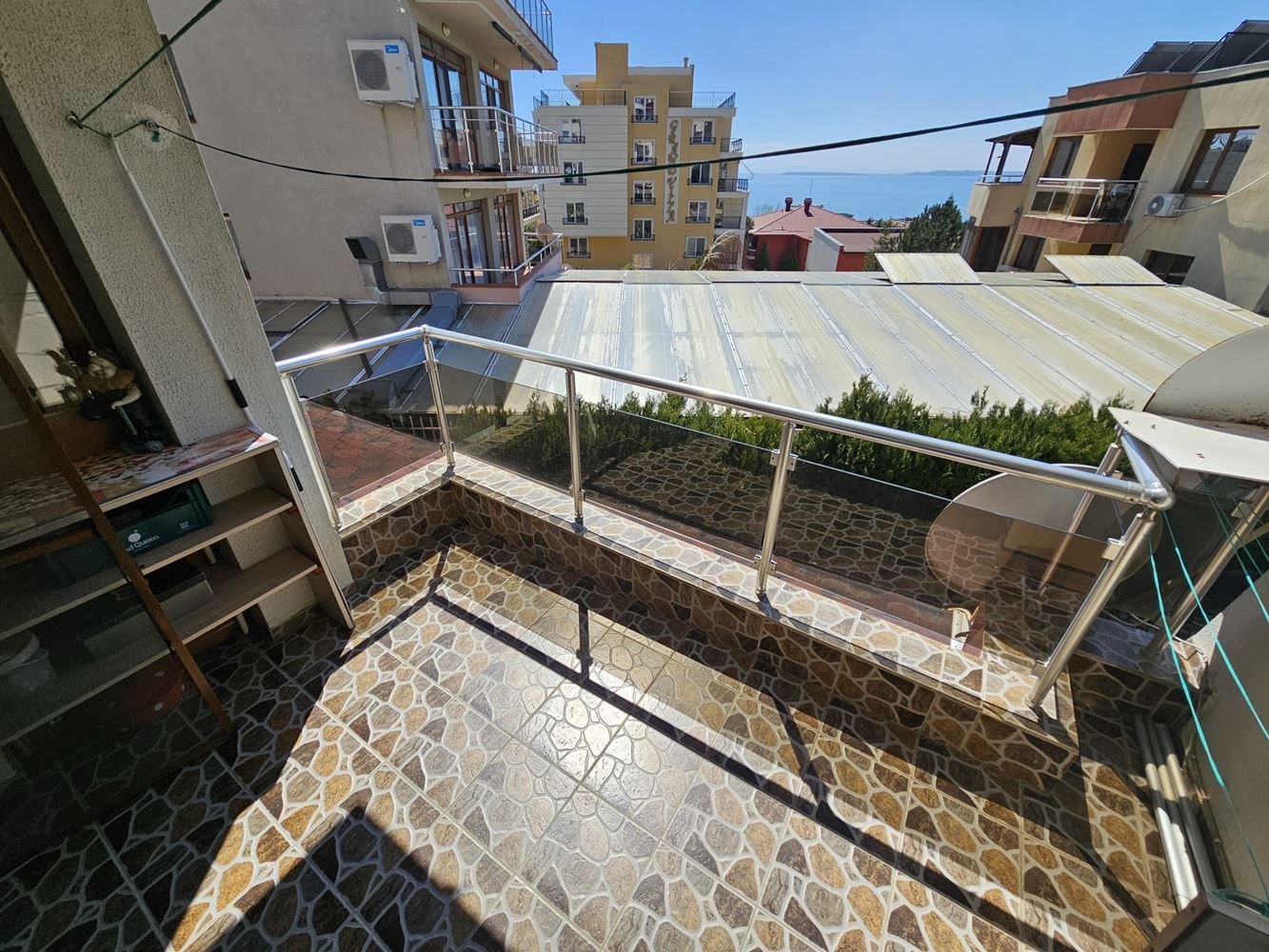 Двустаен апартамент с морска панорама в Свети Влас – престиж, комфорт и локация на 100 м от плажа. С паркомясто в комплекса