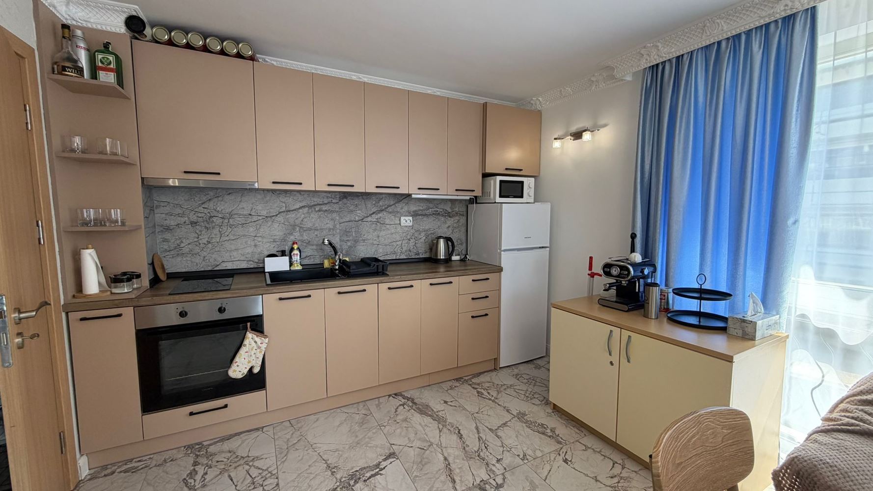 Просторен двустаен апартамент на 300 м от морето в Слънчев бряг – комфорт, сигурност и отлична инвестиция