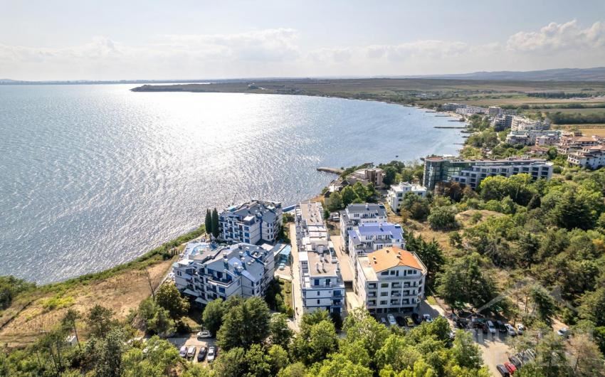 Тристаен апартамент на първа линия в Поморие с впечатляваща морска панорама