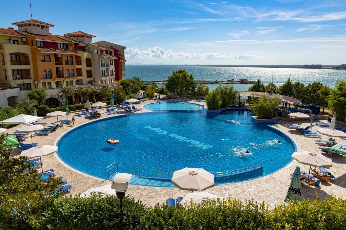 Тристаен апартамент на първа линия в Ахелой – простор, морска панорама и комфорт за цялото семейство