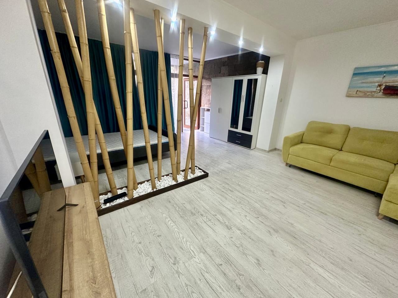 Просторно студио на партер с тераса и възможност за двустаен апартамент – само на 300 м от морето