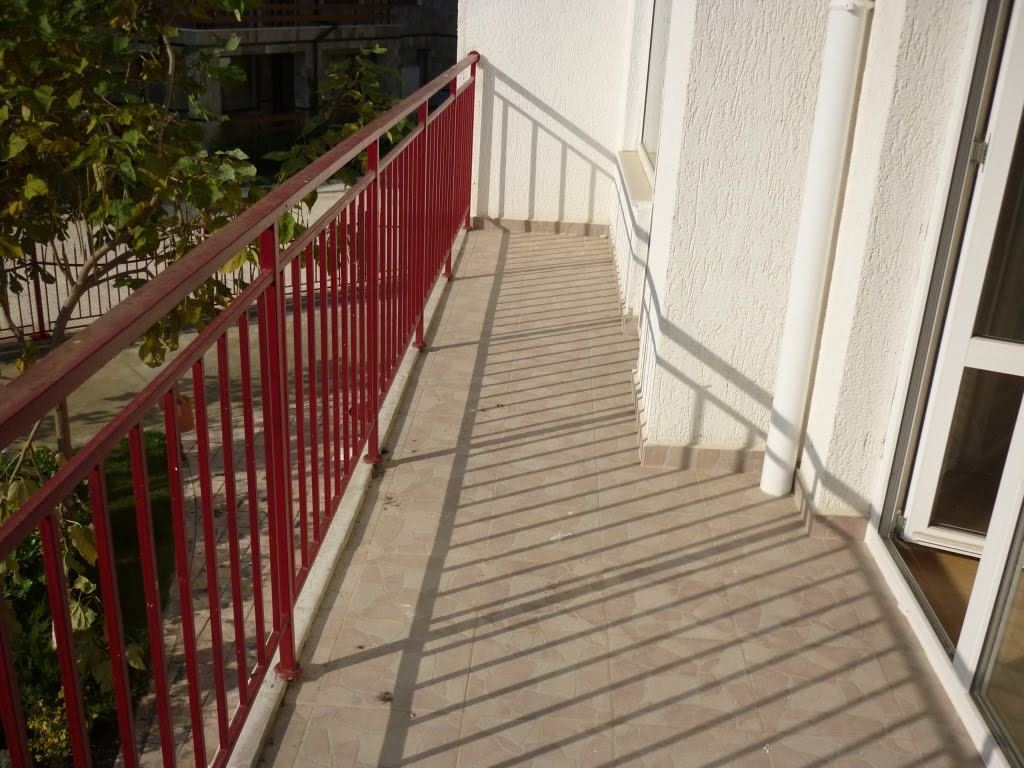 Обзаведен двустаен апартамент на първа линия с морска гледка в Елените