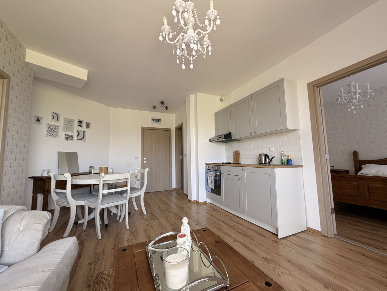 Тристаен апартамент с панорамна тераса в покрайнините на Слънчев бряг – уют, тишина и стил