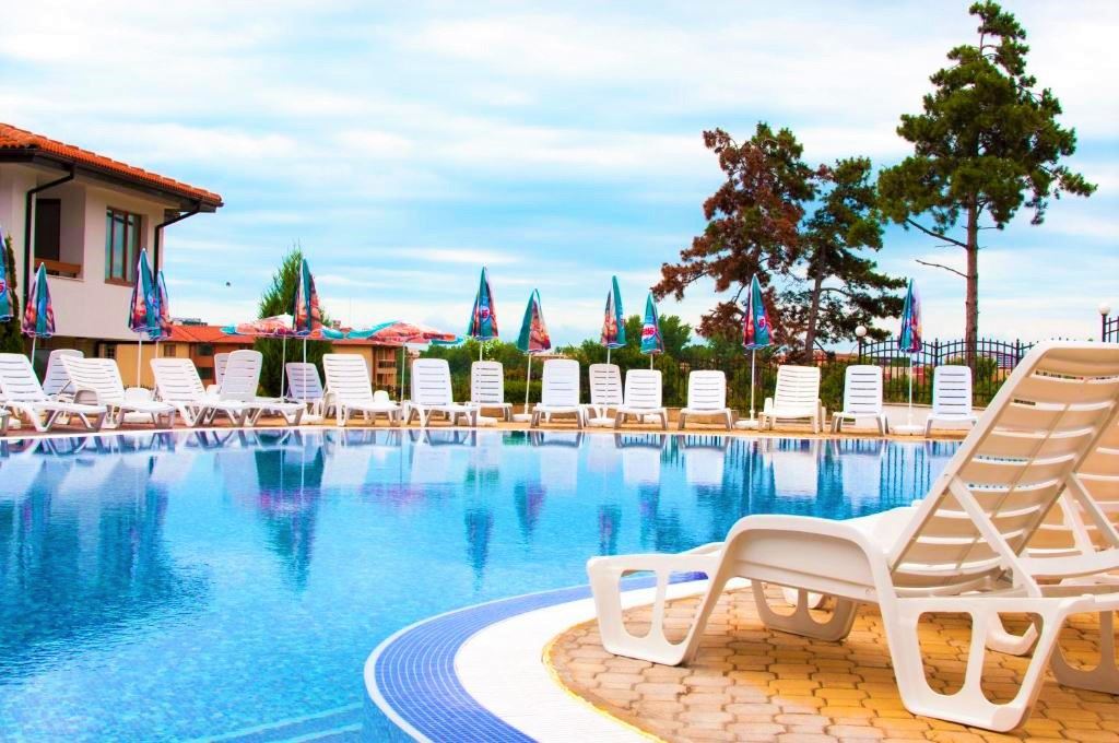 Двустаен апартамент с гледка към басейна в покрайнините на Слънчев бряг – спокойствие, природа и целогодишен комфорт