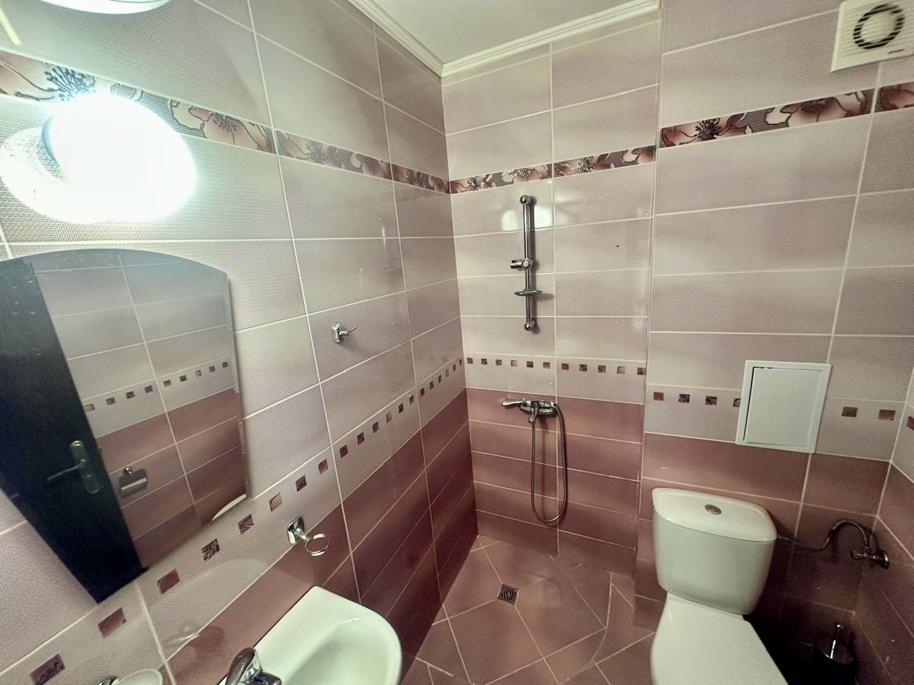 Просторно студио на партер с тераса и възможност за двустаен апартамент – само на 300 м от морето