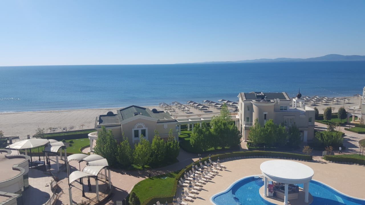 Луксозен мезонет с огромна панорамна тераса и гледка море в Поморие