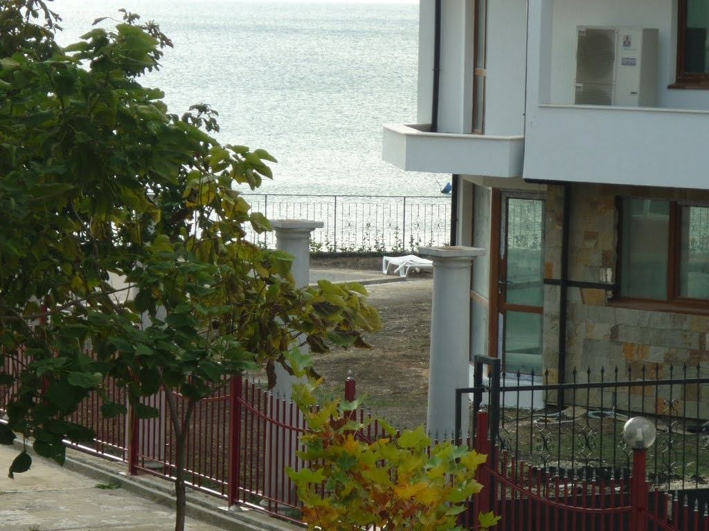 Обзаведен двустаен апартамент на първа линия с морска гледка в Елените