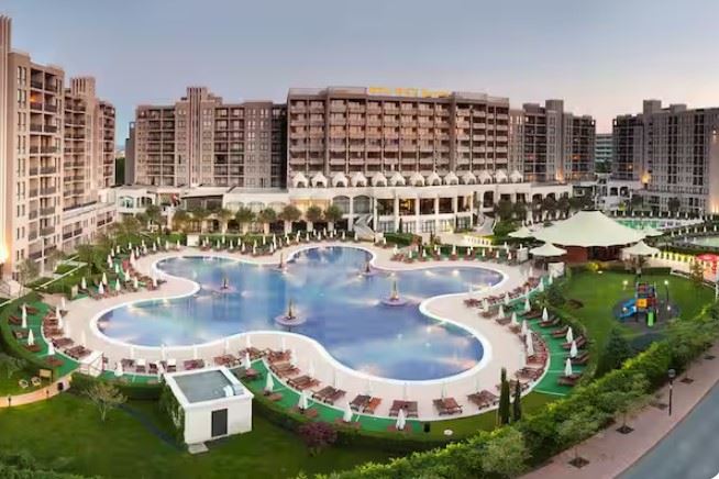 Ексклузивно студио с градина и директен достъп до басейн – на 100 м от морето в Слънчев бряг