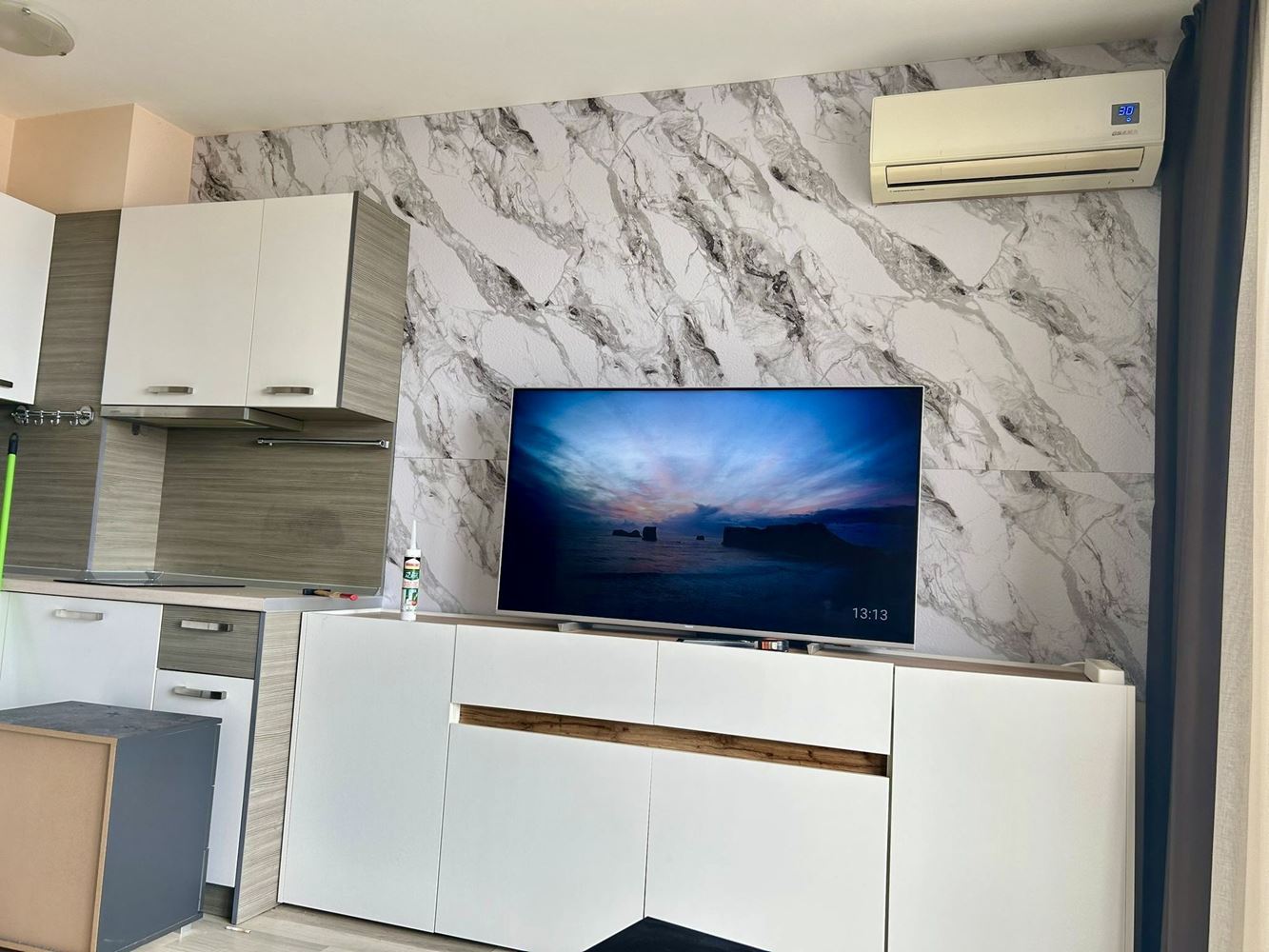 Просторен тристаен апартамент с впечатляваща морска панорама в комплекс в Несебър