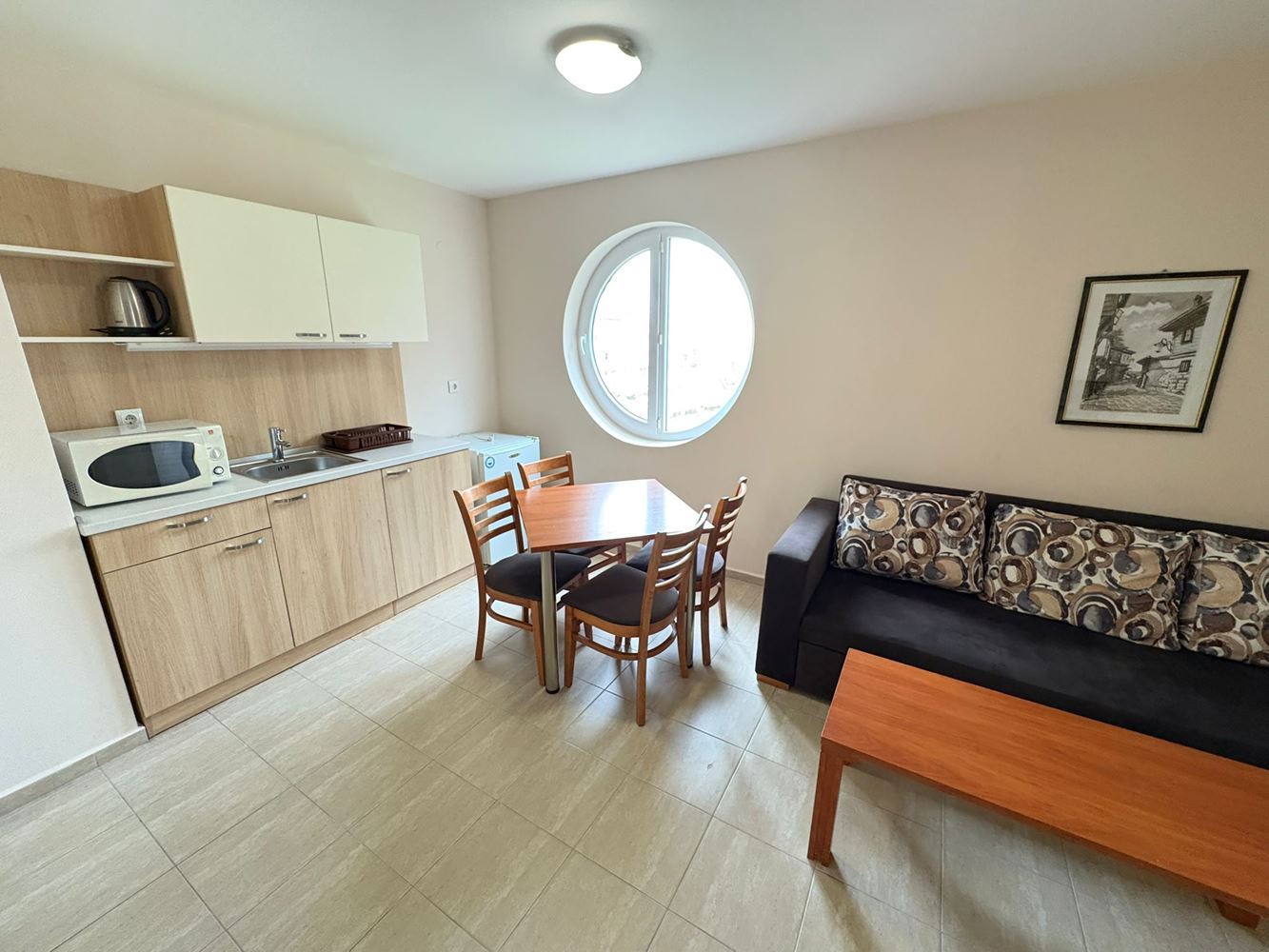 Просторен тристаен апартамент с отлични удобства и готов за нанасяне – перфектна инвестиция и комфортно жилище