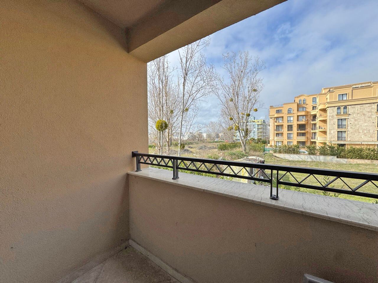 Светло студио в луксозен комплекс – прекрасен уют край басейна