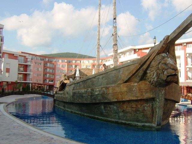 Двустаен апартамент на първа линия море в охраняем комплекс в Елените