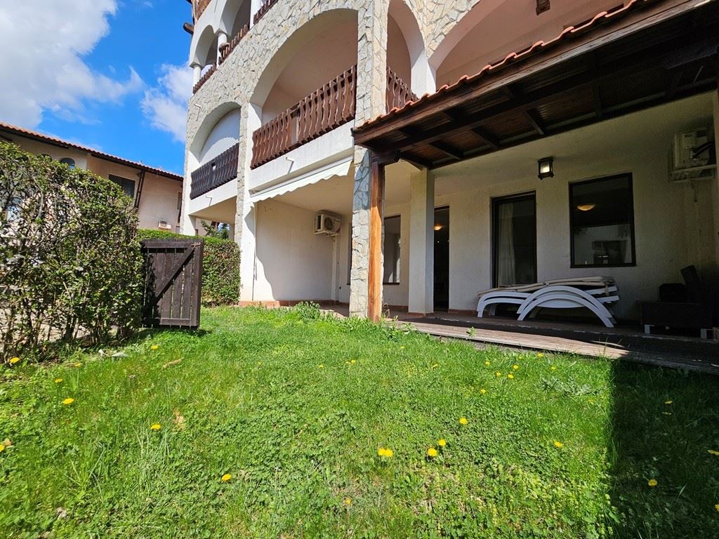 Лукс на първа линия – стилен апартамент с веранда, собствена градина и морска гледка в Свети Влас