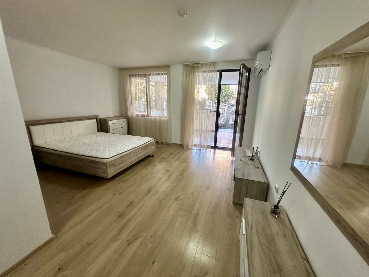 Просторно студио на партер с голяма тераса и възможност за двустаен апартамент – сигурност и комфорт в Несебър