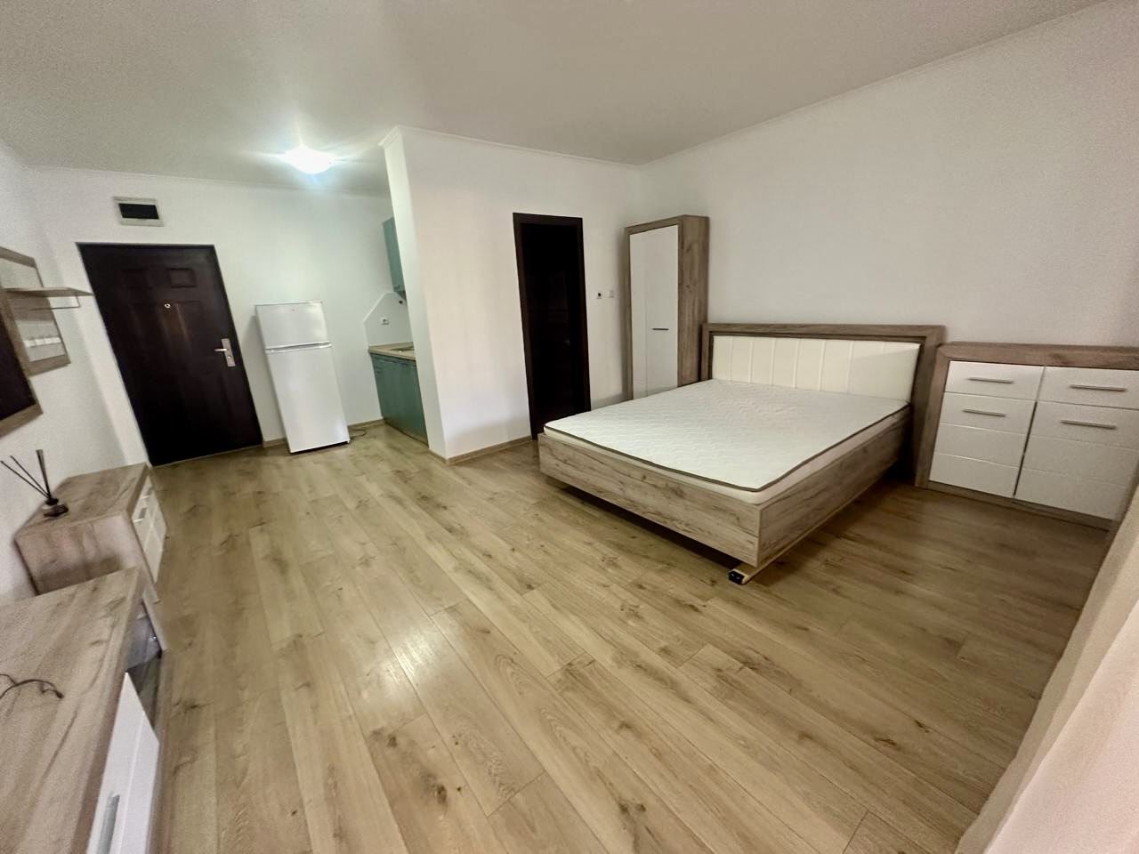 Просторно студио на партер с голяма тераса и възможност за двустаен апартамент – сигурност и комфорт в Несебър