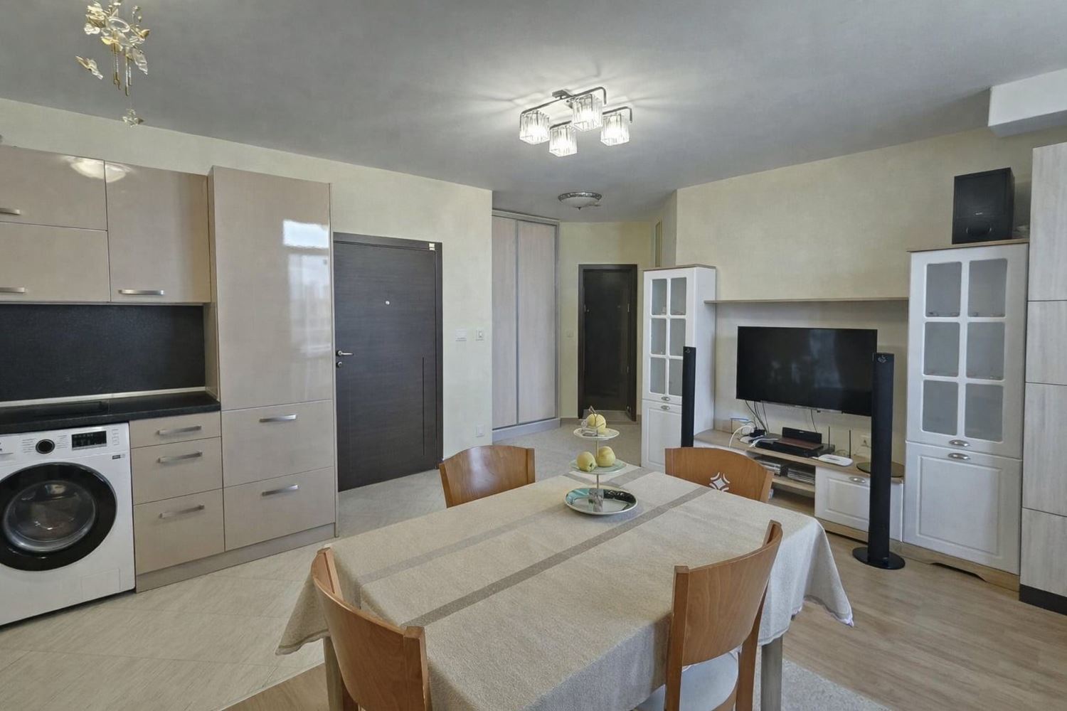 Просторен двустаен апартамент с панорамна гледка към солниците и морето в гр. Поморие