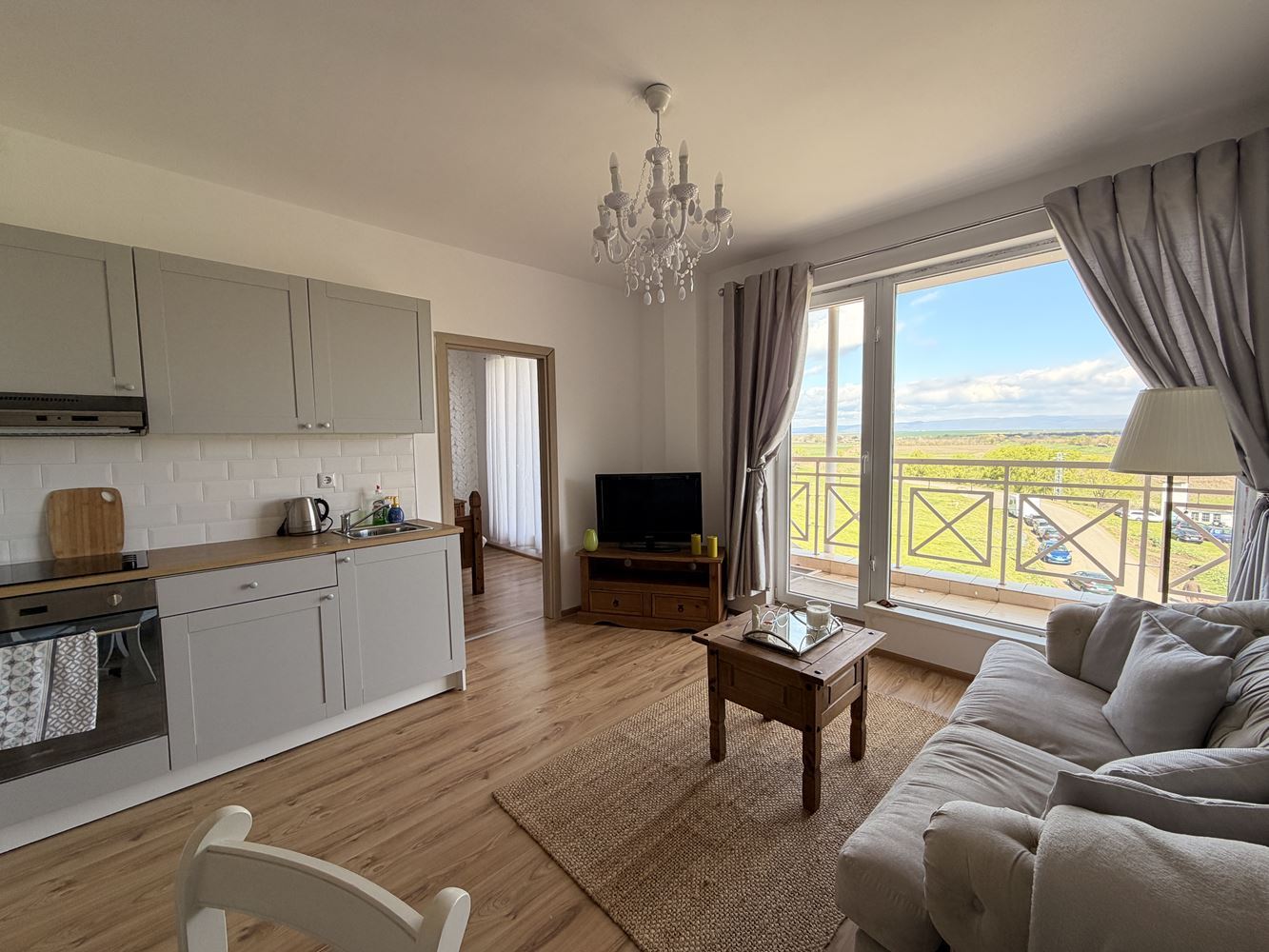 Тристаен апартамент с панорамна тераса в покрайнините на Слънчев бряг – уют, тишина и стил