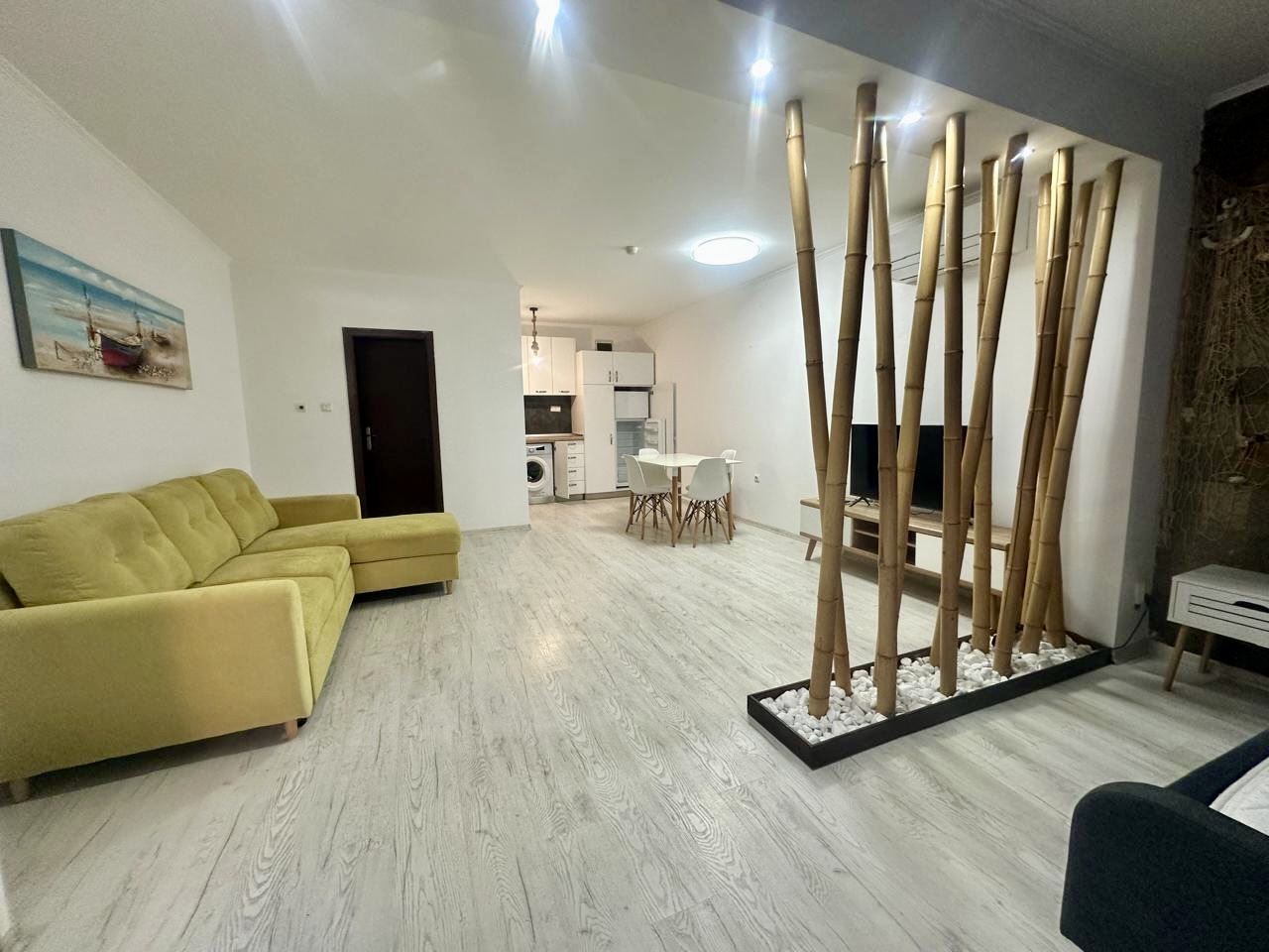 Просторно студио на партер с тераса и възможност за двустаен апартамент – само на 300 м от морето