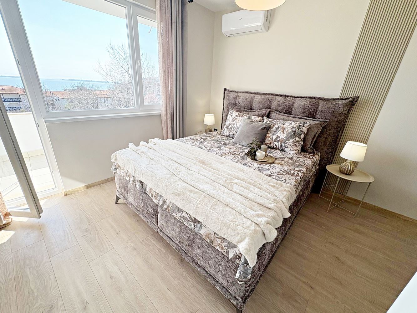 Две независими жилищни пространства с морска гледка в центъра на Свети Влас – дизайнерски интериор и собствено паркомясто