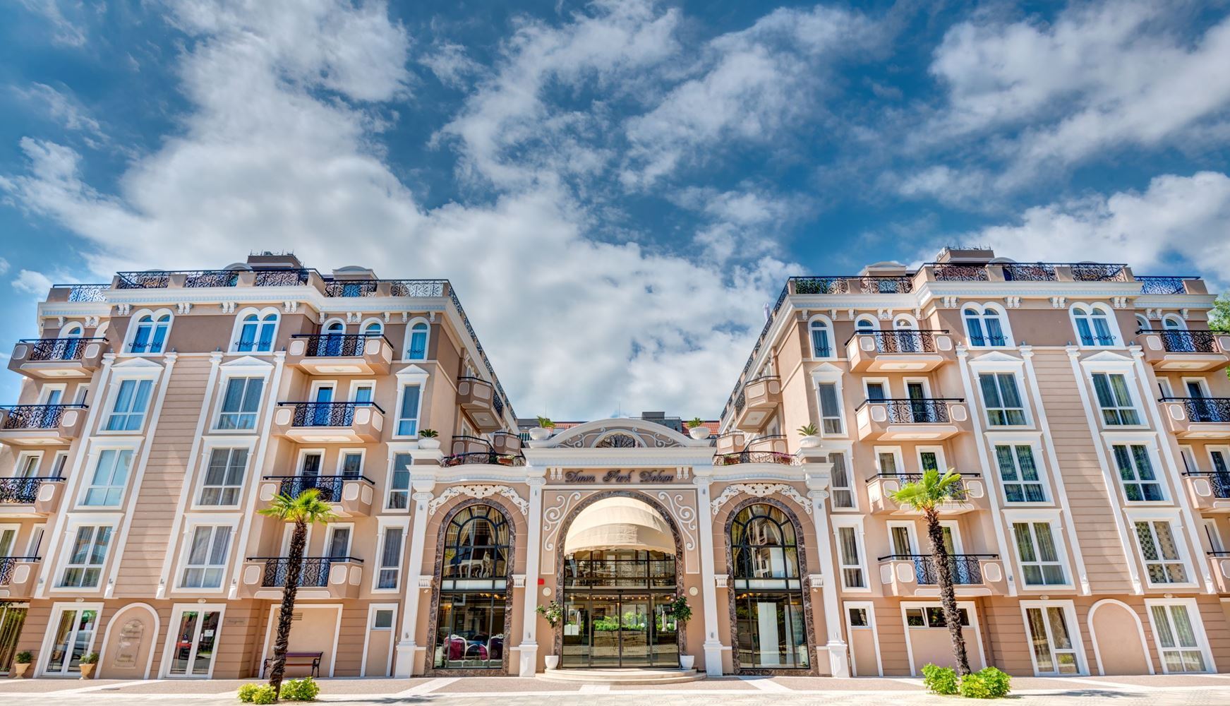 Елегантно студио с панорамна тераса в луксозен комплекс в Слънчев бряг